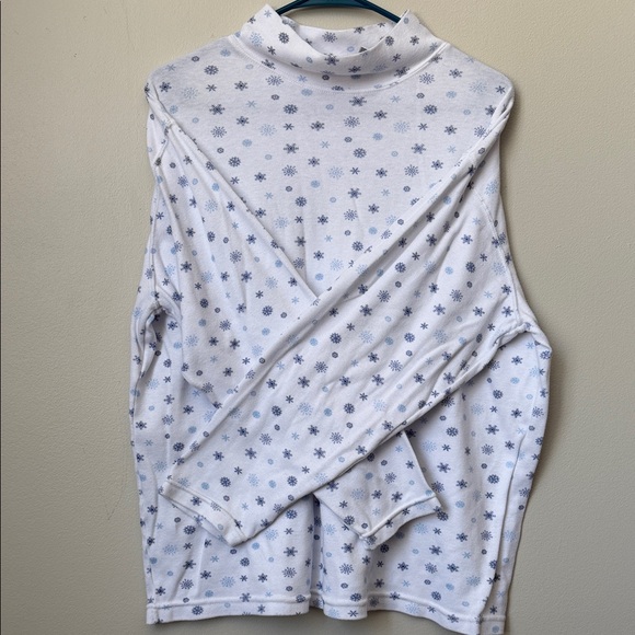 Basic Editions Sweaters - Basic Editions White Top with Blue Snowflakes